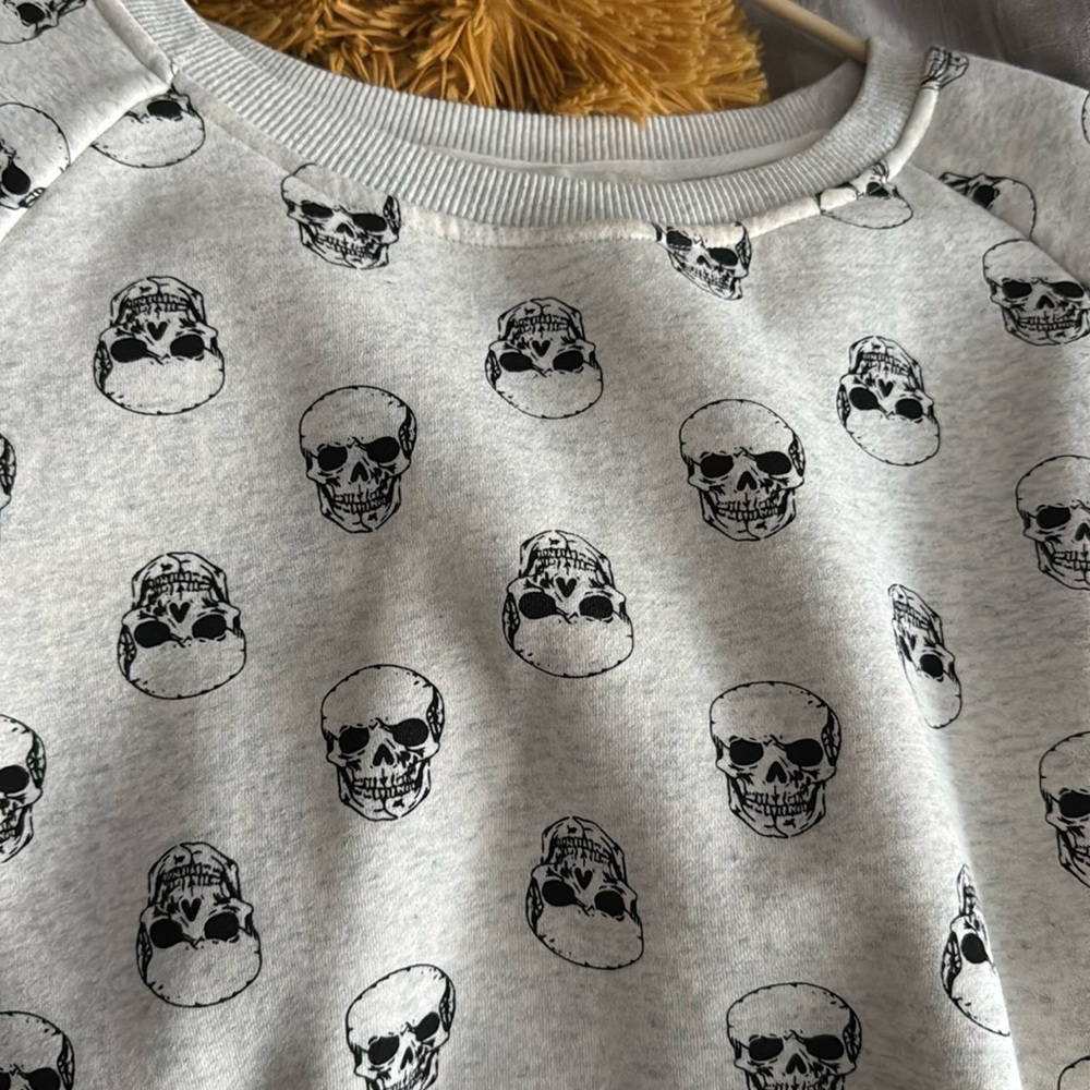 skull crew neck S